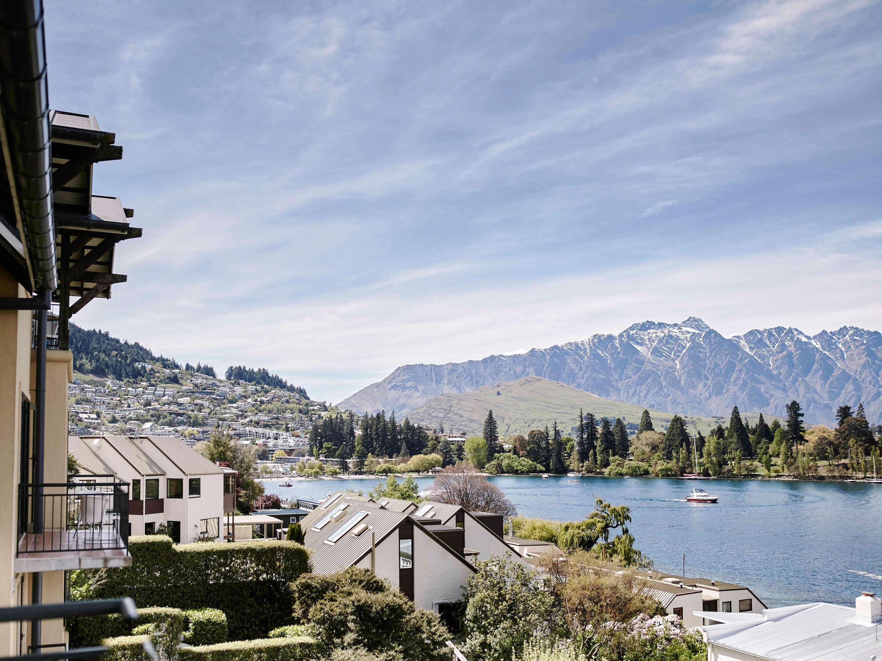 Hotel St Moritz Queenstown - Mgallery By Sofitel Esterno foto View of Queenstown from a student apartment