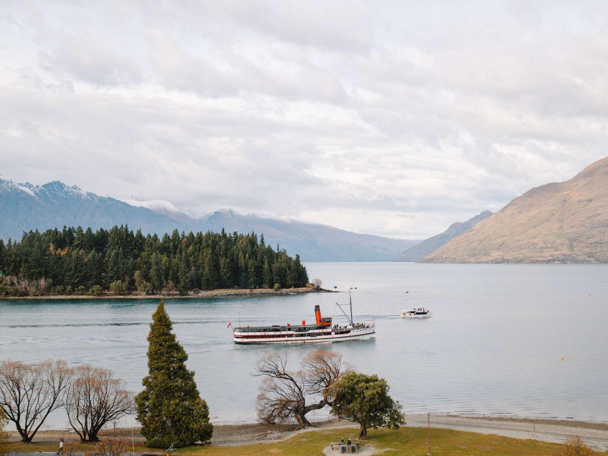 Hotel St Moritz Queenstown - Mgallery By Sofitel Esterno foto The ferry on Lake Te Anau