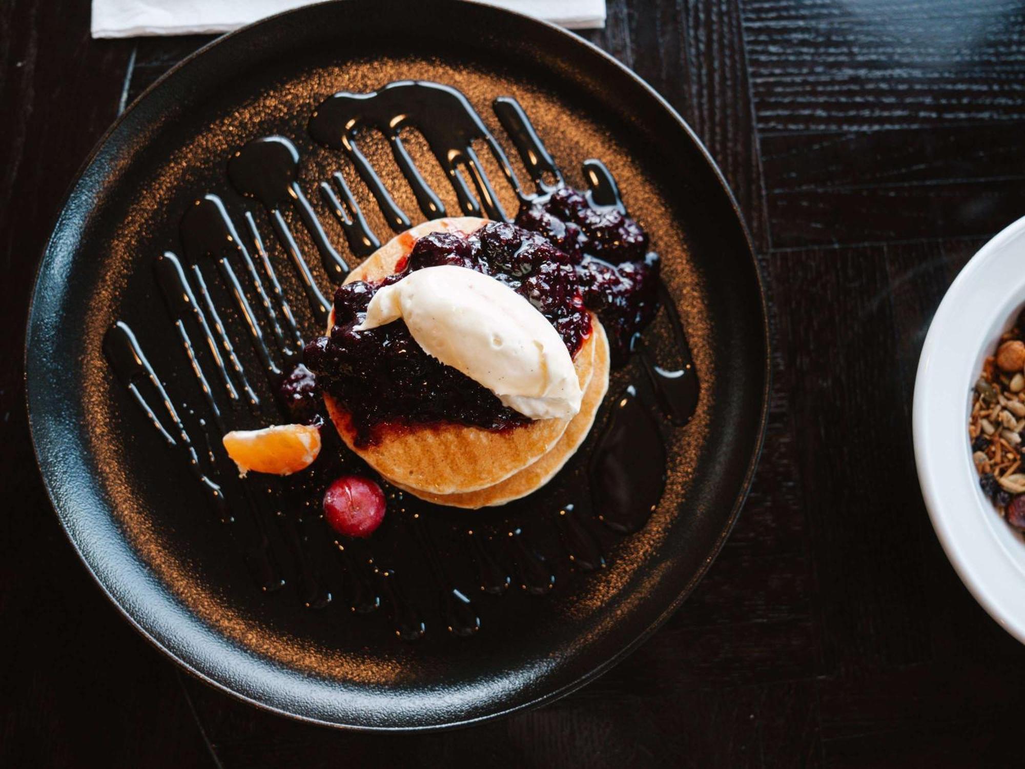 Hotel St Moritz Queenstown - Mgallery By Sofitel Esterno foto A blueberry pie with ice cream